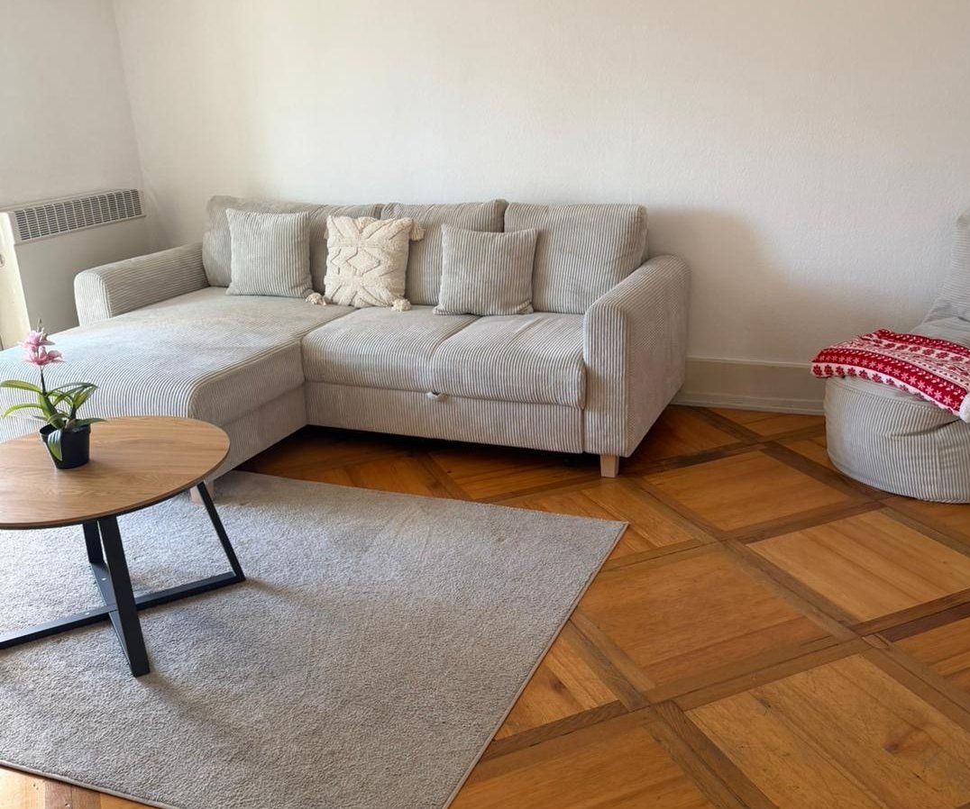 Salon parquet avec canapé beige