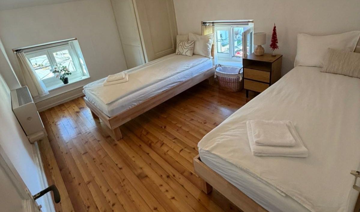 Chambre avec parquet nettoyé et ciré